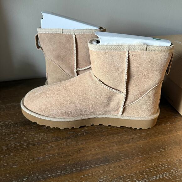 UGG Woman’s Classic Mini II Sheepskin Tan Winter Boots- Size 8 - Picture 6 of 9